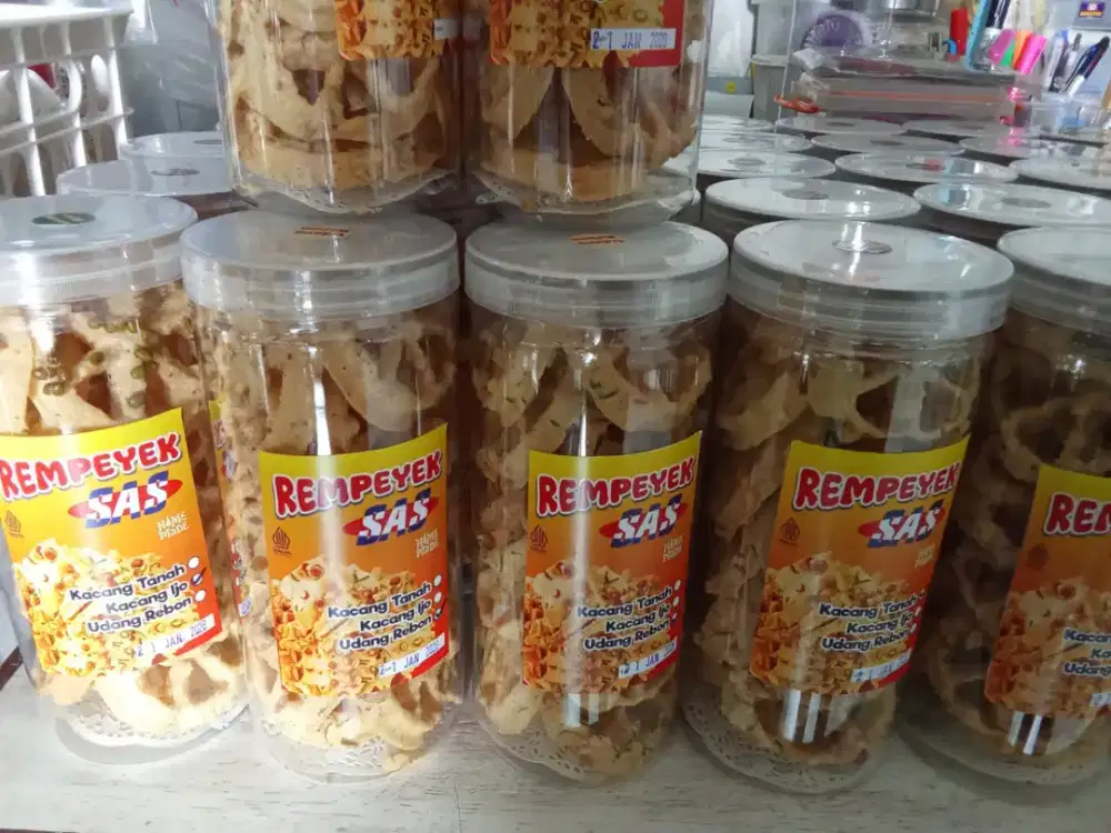 Rempeyek bentuk seroja