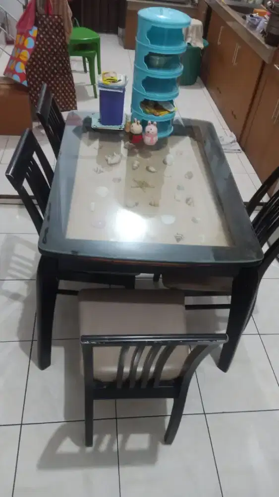 Meja makan 4 kursi