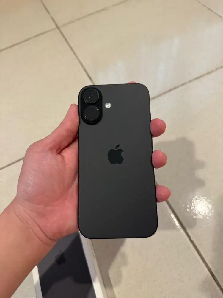 Iphone 16 ibox 128 GB warna Hitam kondisi mulus