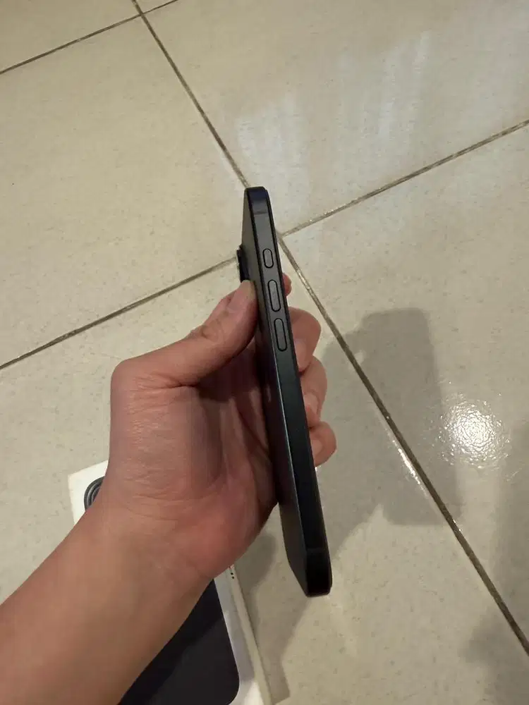 Iphone 16 ibox 128 GB warna Hitam kondisi mulus