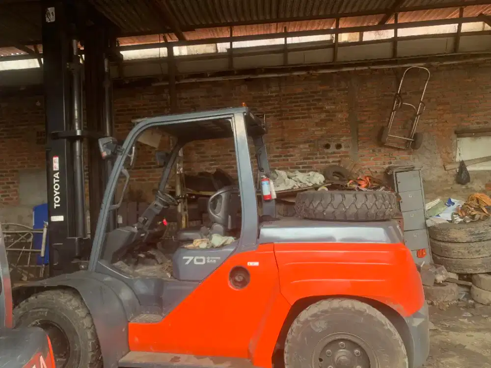 Forklift toyota 7 Ton 2021 – Kondisi seperti baru, Siap Kerja Keras!