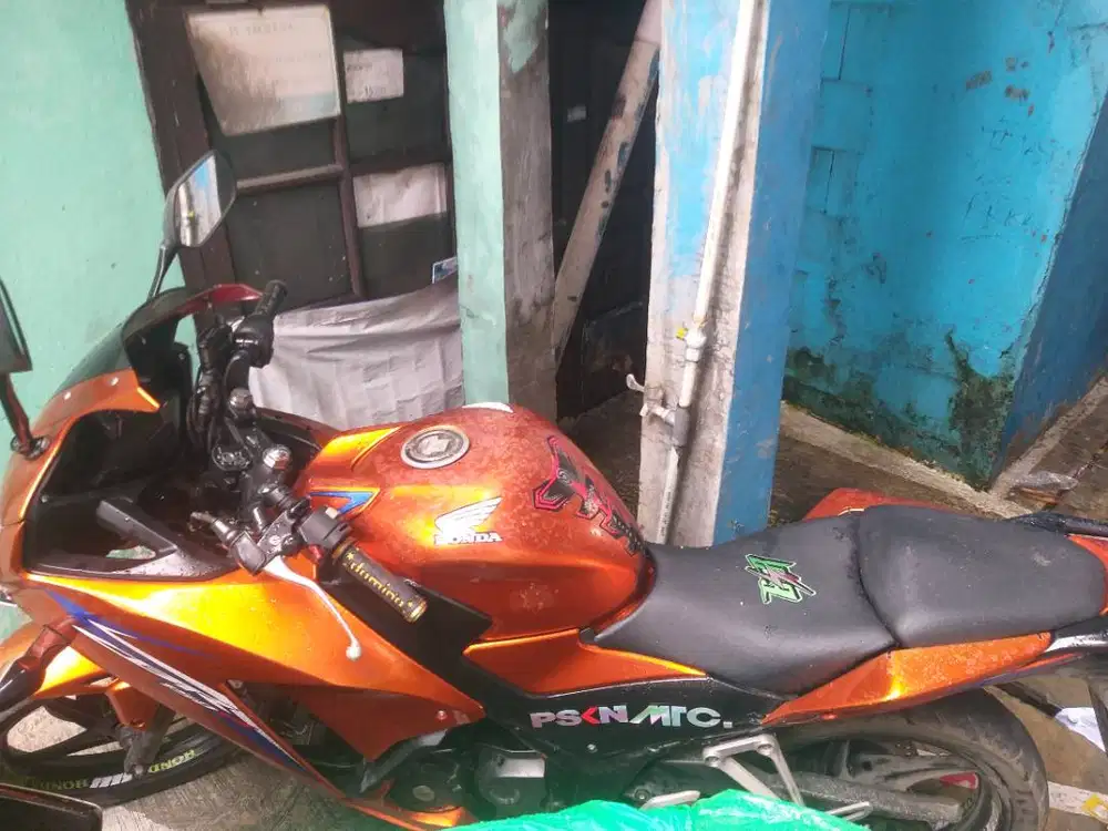 Motor Honda CBR 150R orange