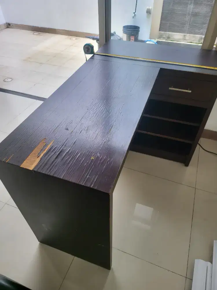 Meja L bekas warna coklat tua