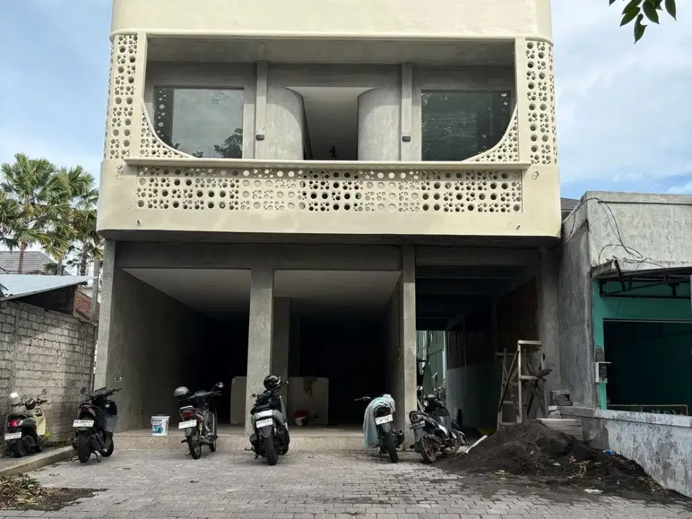 Bangunan 3 Lantai untuk Usaha Disewakan, di Beraban Tabanan Area
