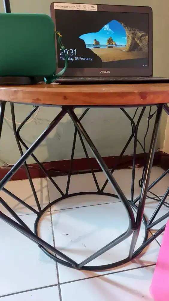 Meja bulat untuk ngopi