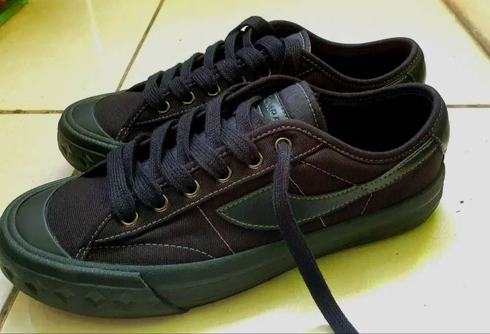 WTS Sepatu Compass Retrograde Low Triple Black - 40