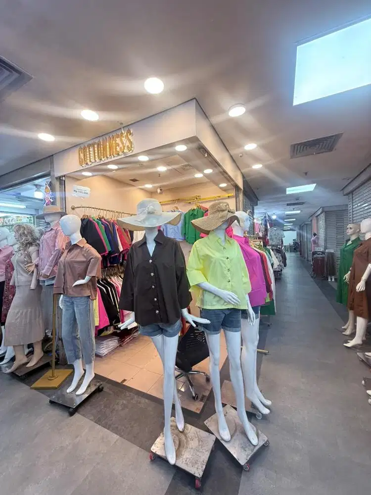 KARYAWATI JAGA TOKO BAJU BERPENGALAMAN