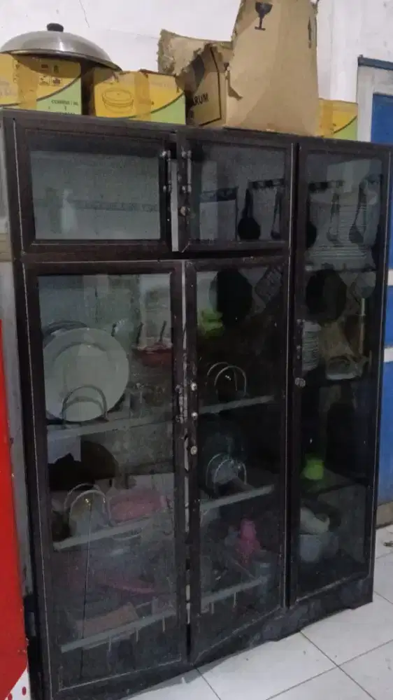 Lemari rak piring dan lemari pajangan