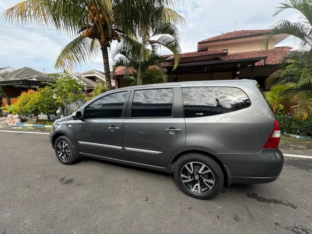 Dijual Grand Livina Des 2010 Istimewa