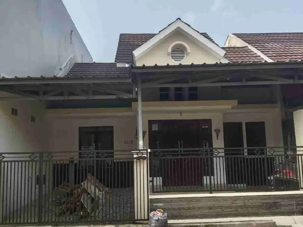 Disewakan rumah  semi furnished 1 1/2 Lantai di bundaran terdepan citra raya