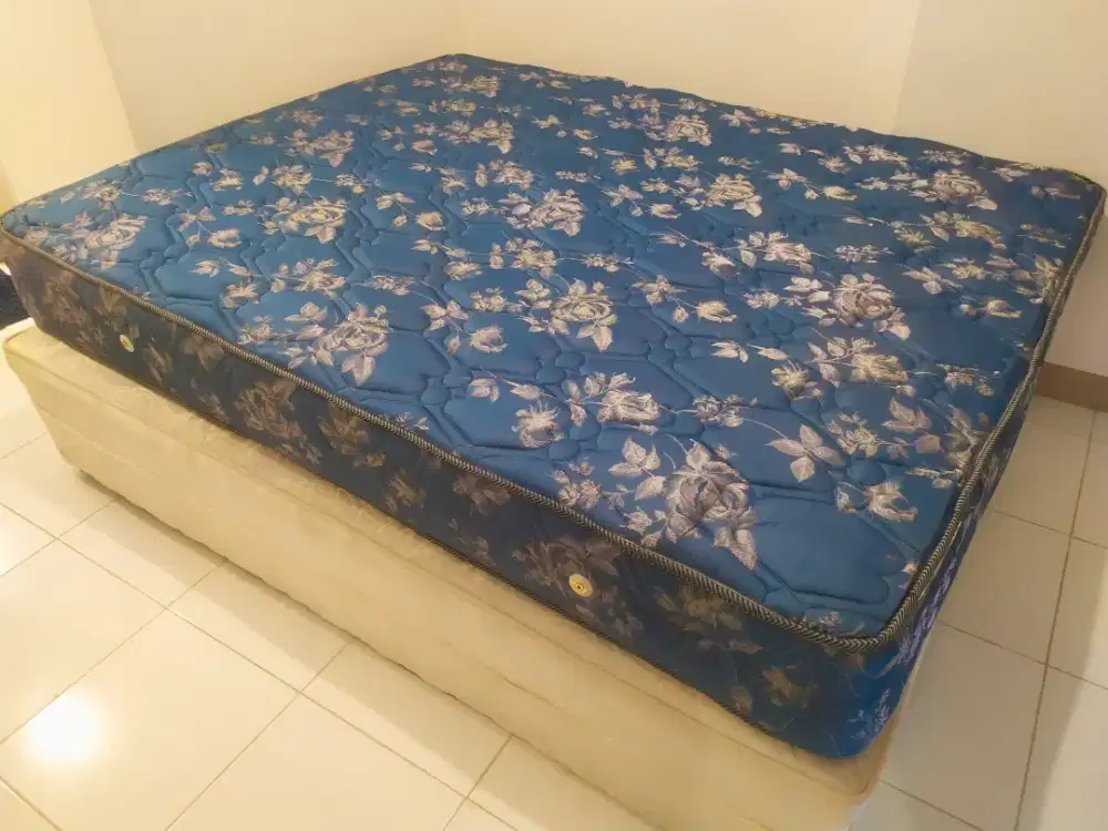 Jual kasur + divan uk 160 queen kondisi normal baik apart tokyo pik 2
