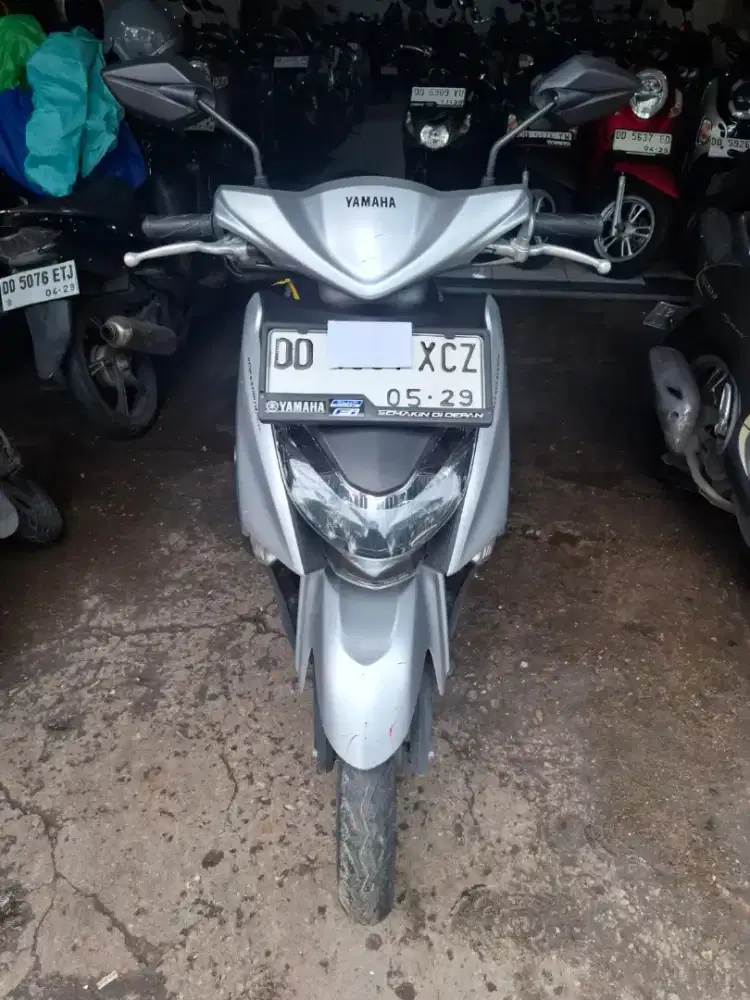 Yamaha Mio Gear 2024 silver hitam