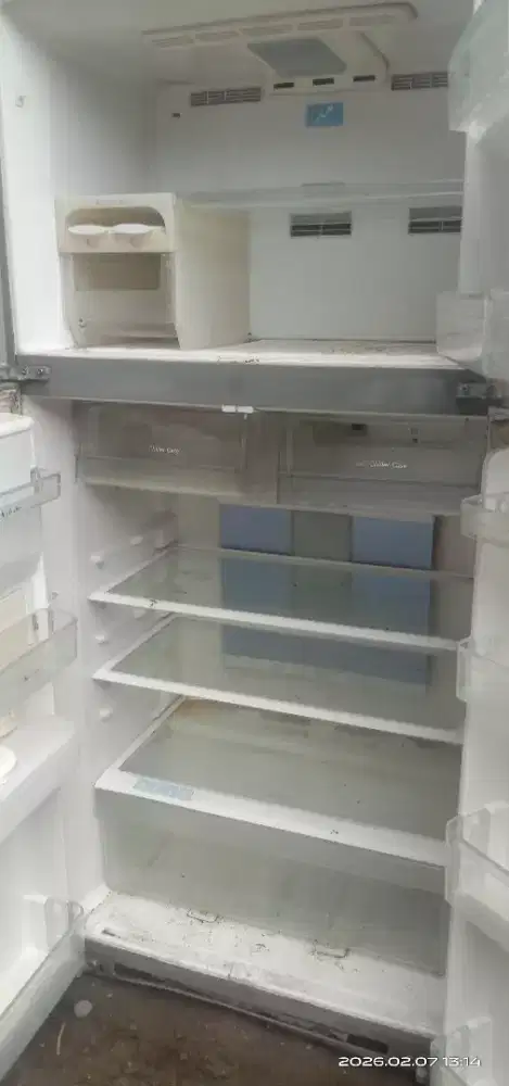 Kulkas side by side 4 pintu merk Hitachi