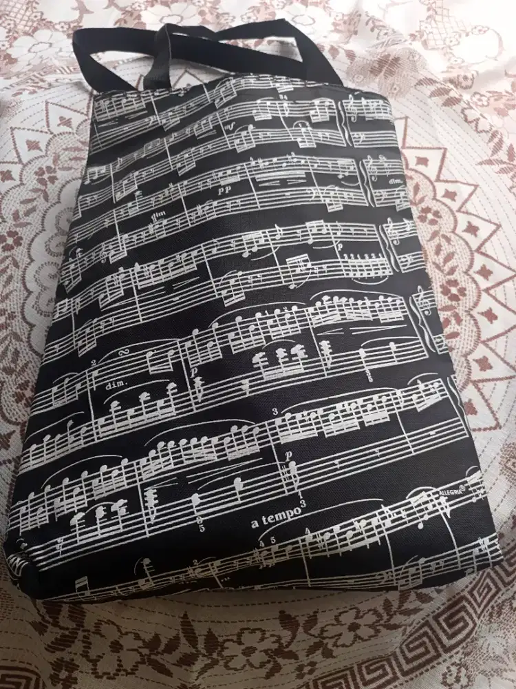 Tas tangan dengan motif not musik