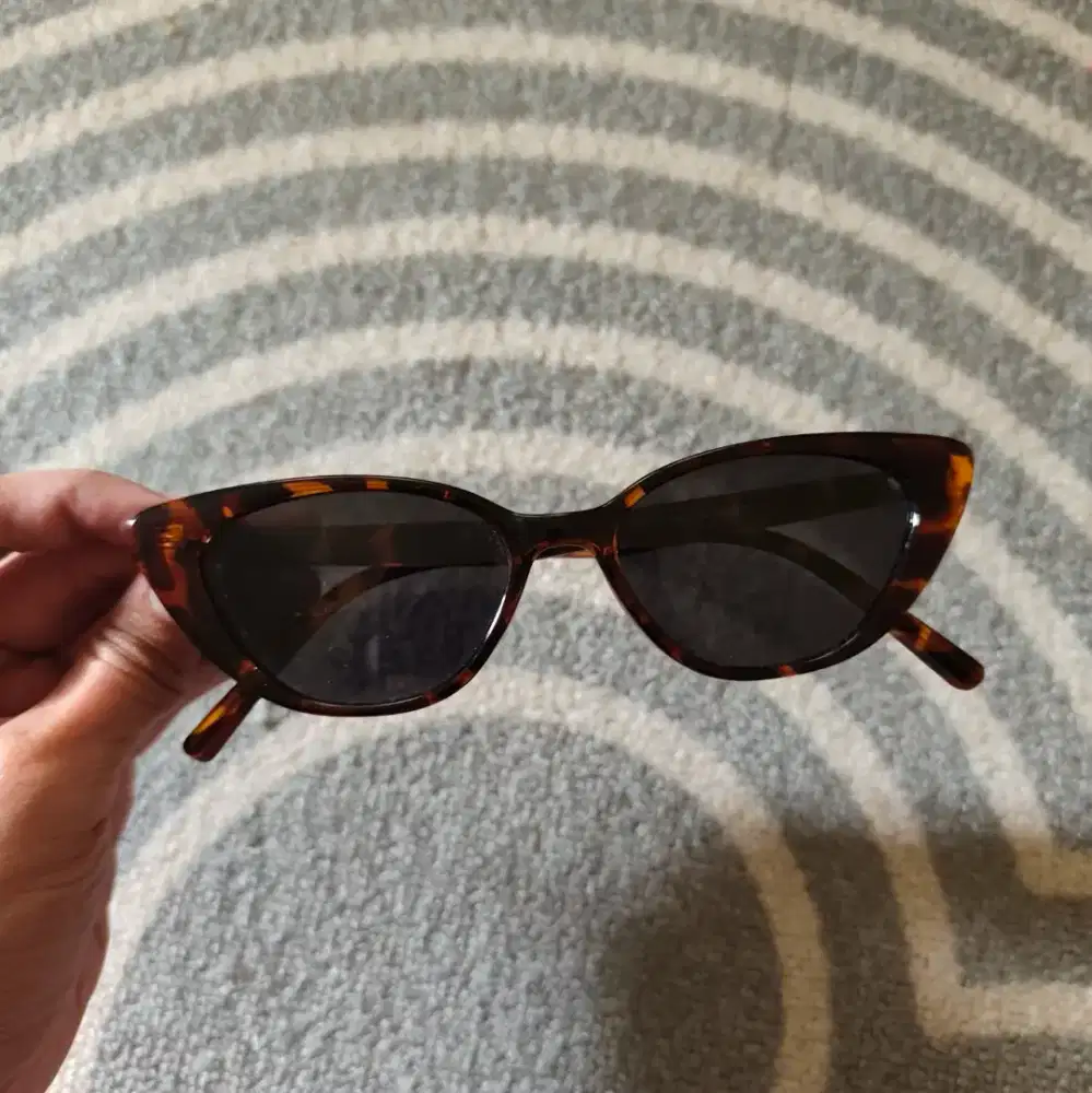 Kacamata Hitam Sunglasses Cat Eye Original - Eyewear Preloved Second
