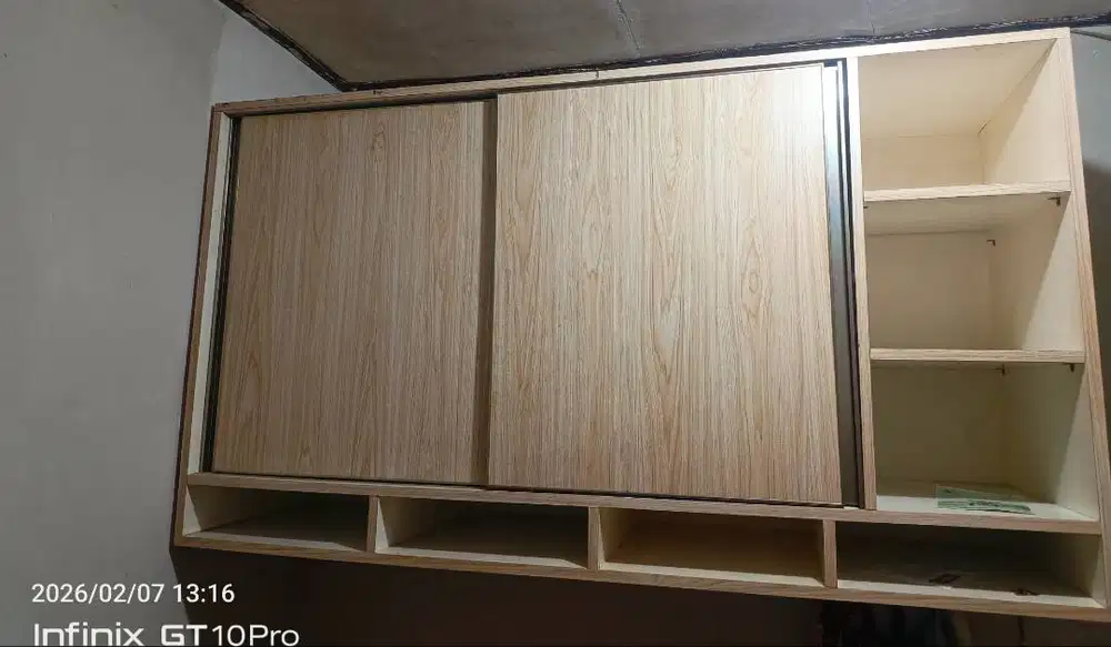 Lemari gantung slide