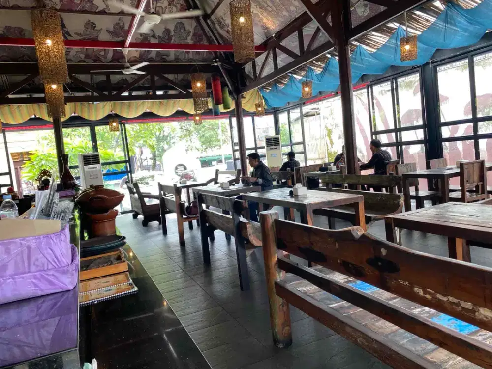 Dijual atau Sewa area komersial di Tebet, parkiran luas, jalan depan 2 arah dengan trotoar kanan kiri, strategis, saat ini masih beroperasi, bangunan masih terawat, berikut kolam renang