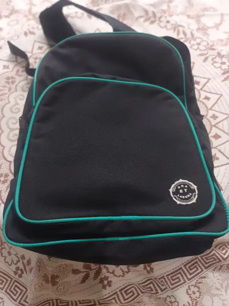 Tas punggung warna hitam