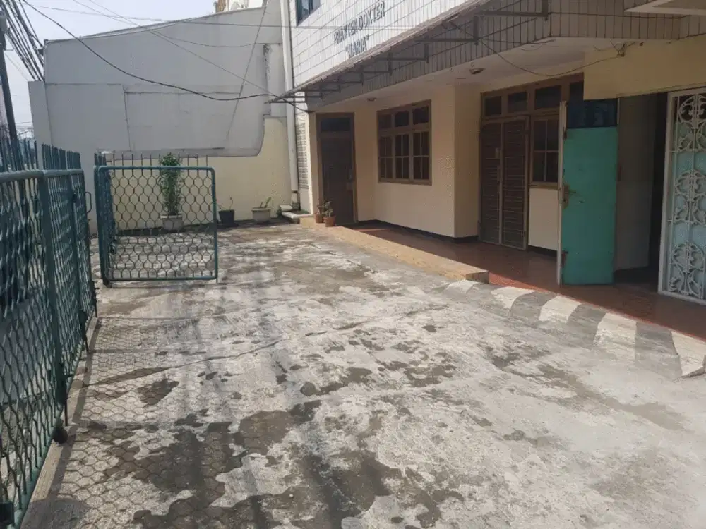 Bangunan Luas Eks Rumah Klinik Lokas Komersil di Pinggir Raya Bekasi