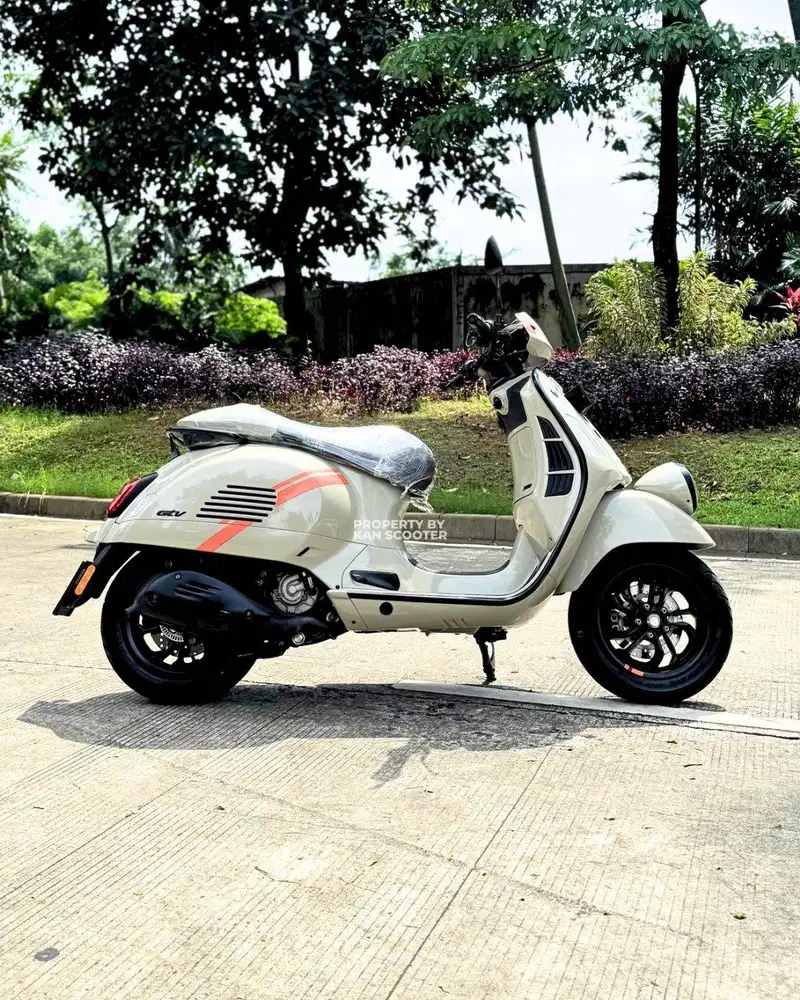 JUAL MURAH VESPA GTV SEI GIRONI 300cc HPE KEYLESS 2023 MULUS