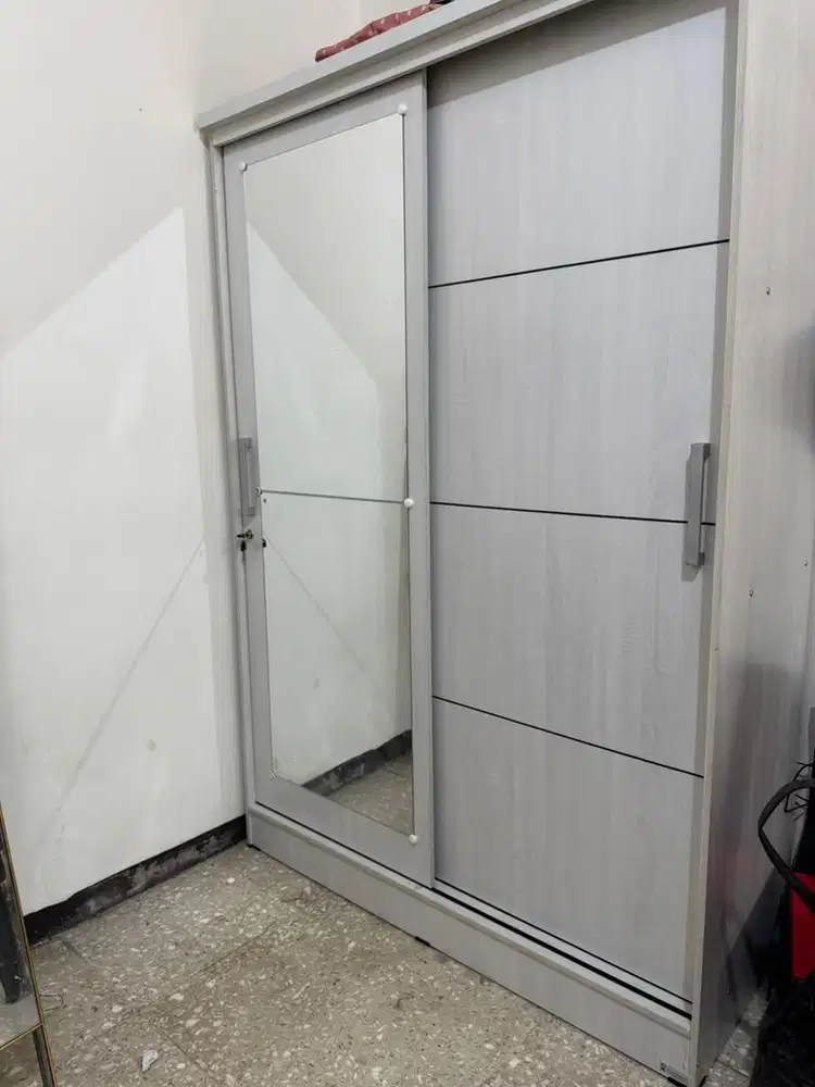 Lemari Pakaian Besar