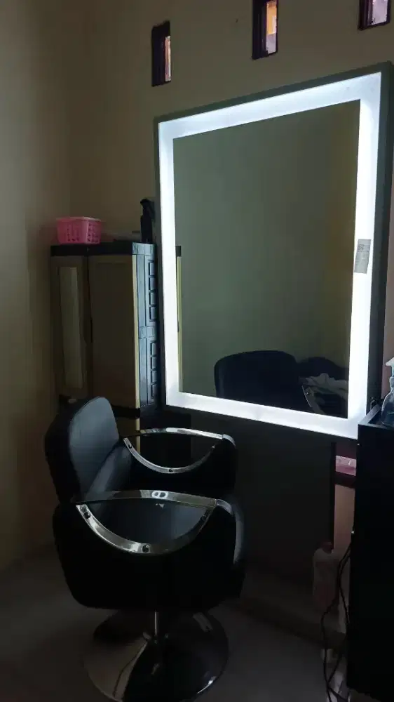 Set Kursi Dan Kaca Salon