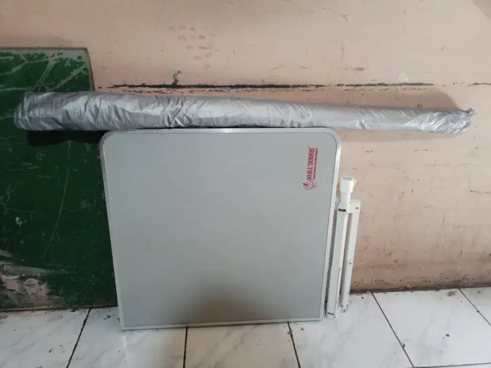 Satu set meja, payung dan standing
