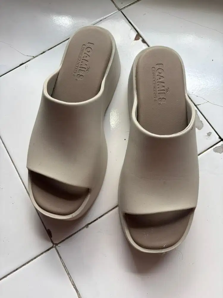 SKECHERS CREAM SANDAL WANITA SIZE 40