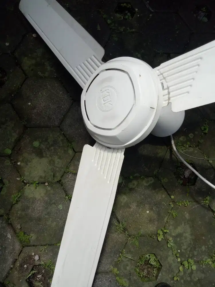 Kipas Angin Atap merek KOK, warna Putih.