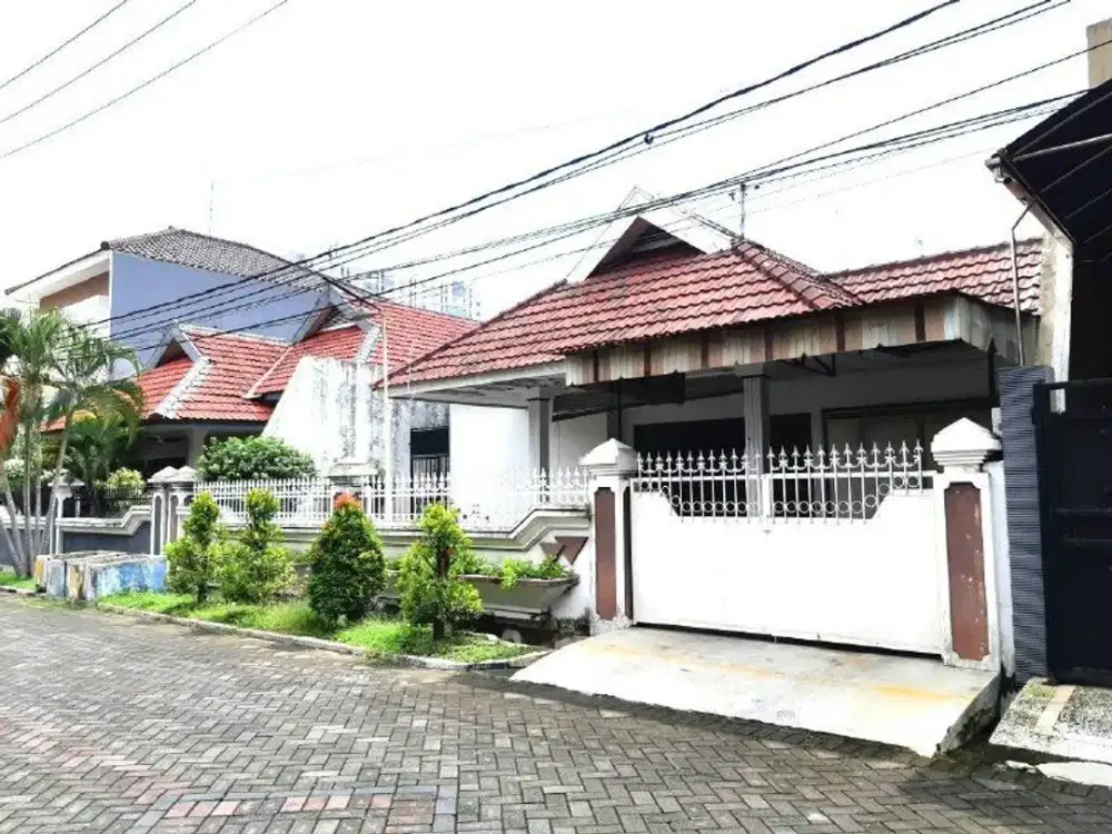 DIJUAL Rumah Manyar Kartika Taman Belakang luas Row 3 mobil Garasi 2