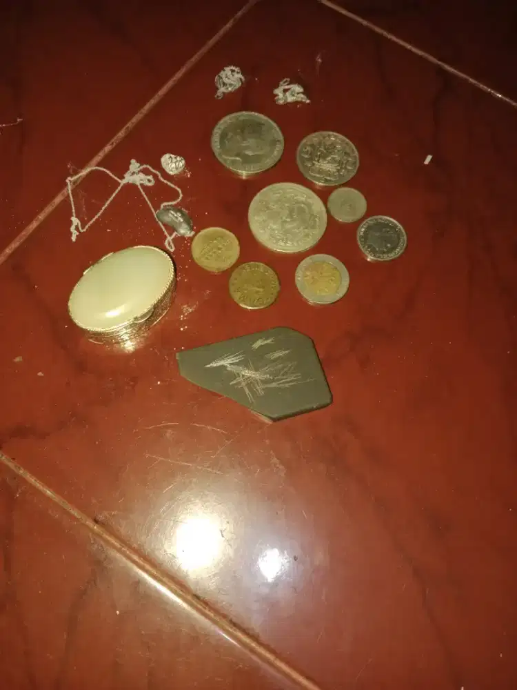 Uangkoin lama dan kalung