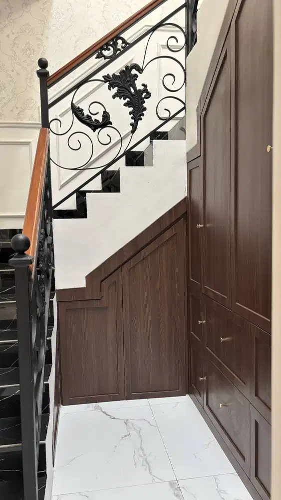 Lemari Klasik Oak Bawah Tangga (Custom)