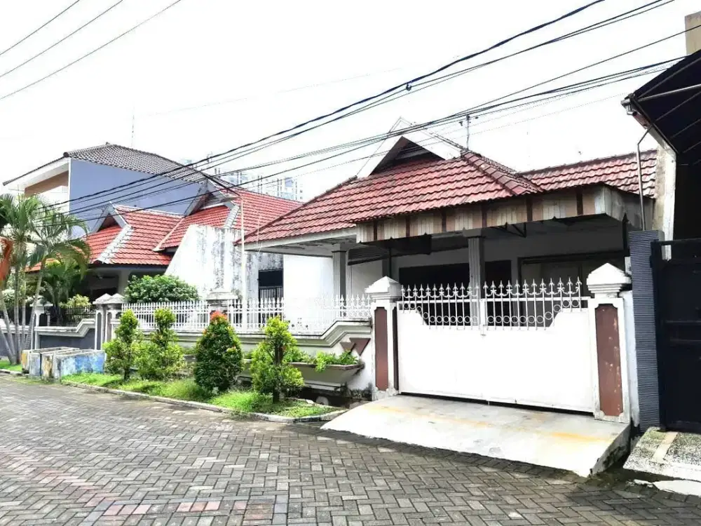 DIJUAL Rumah Manyar Kartika Taman Belakang luas