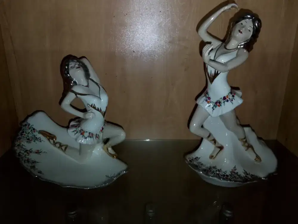 Pajangan Porselain Penari