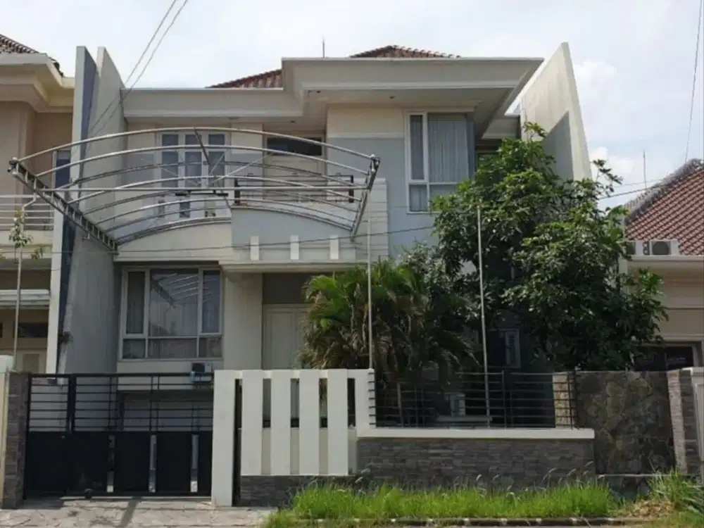 Rumah Manyar Kertoadi MINIMALIS STRATEGIS Row 5 mobil Garasi, carport, akses pembantu sendiri