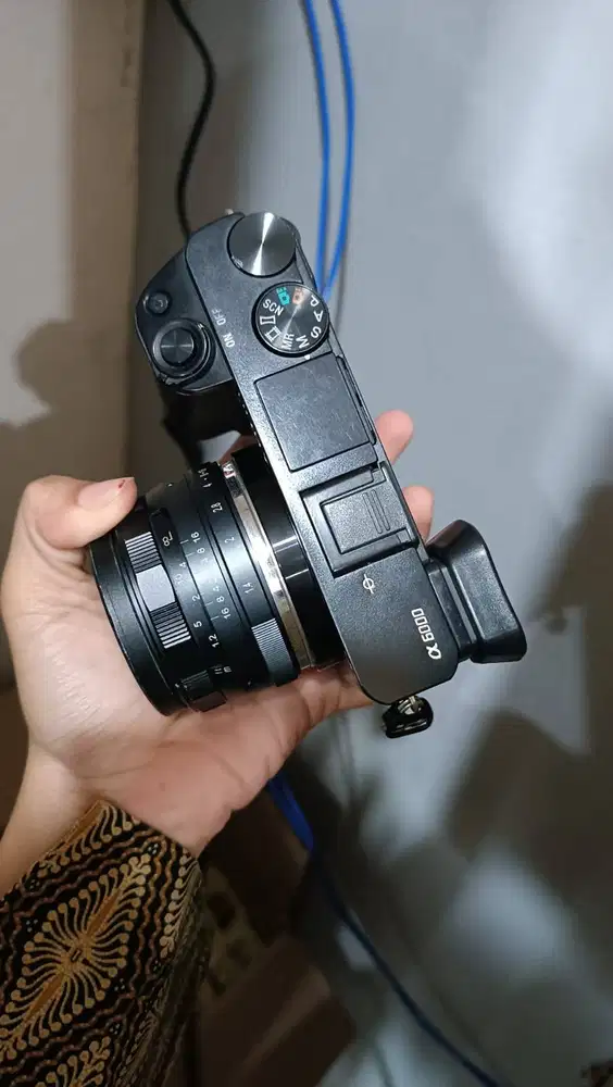 KAMERA SONY A6000 + LENSA MEIKE 35MM F1.4 FOR SONY KODE ICM 1179
