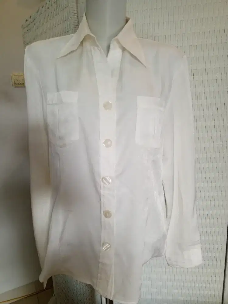 KEMEJA PUTIH BERKERAH LENGAN PANJANG