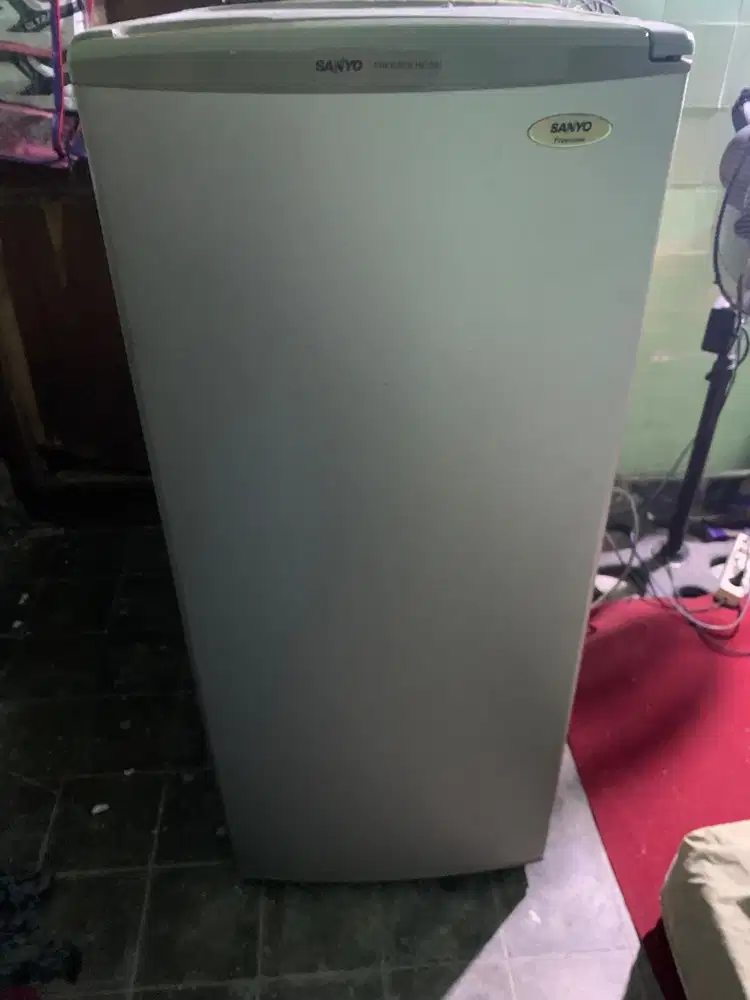 Kulkas es batu sanyo