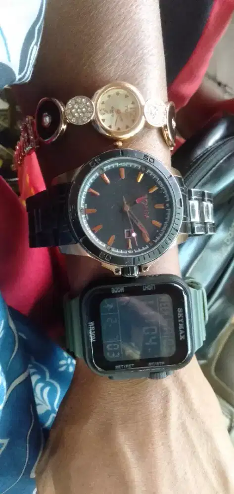 Di jual semua jam tanagan oribdan asli tahan air ,kotak,buku,jam