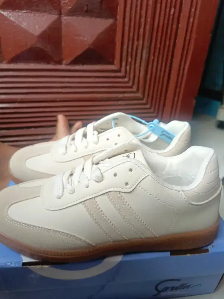 Sepatu putih carolla