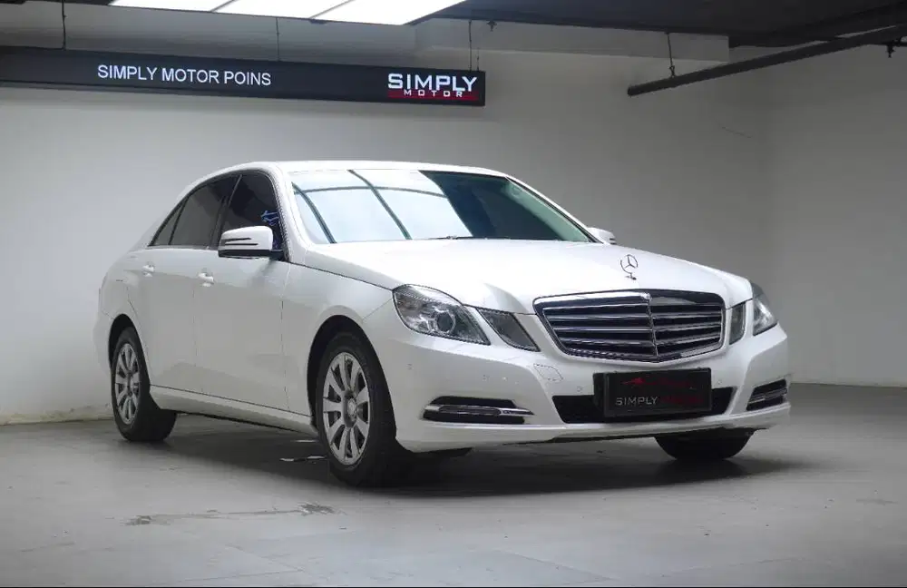 MERCEDES BENZ E200 1.8 CGI SEDAN - BUKAN EKS TAKSI - WARNA PUTIH RARE