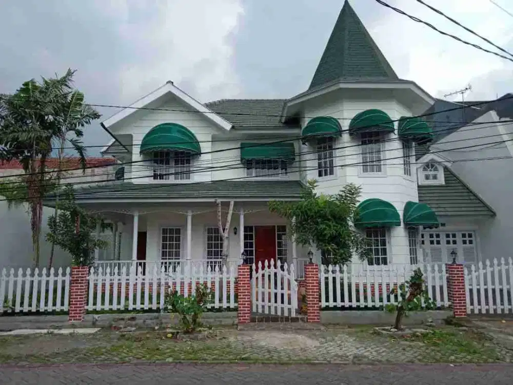 Dijual rumah cantik 2 lantai wonocolo lokasi strategis