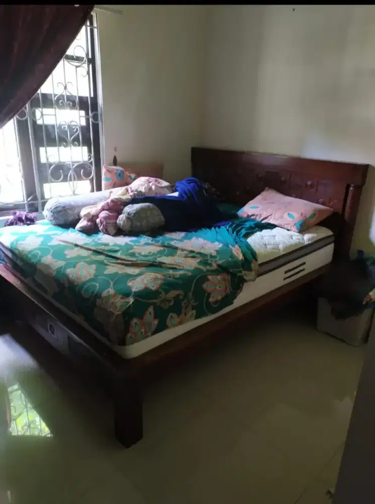 Tempat Tidur, Lemari Pakaian, Meja Rias dan Lemari Kaca