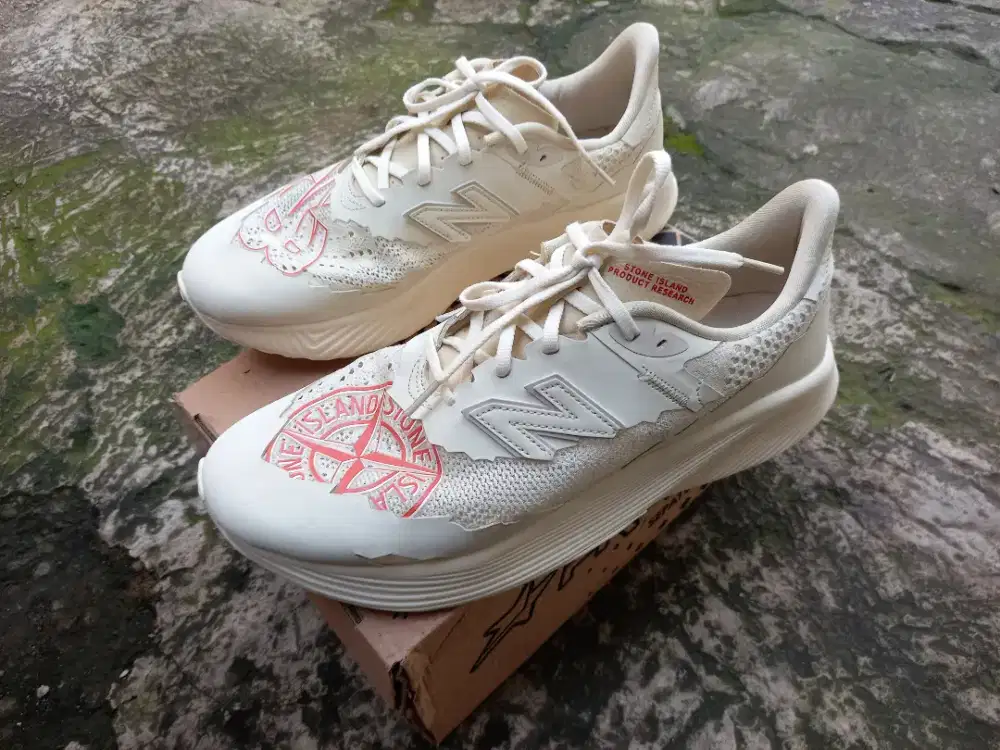 Sepatu running New balance size 45