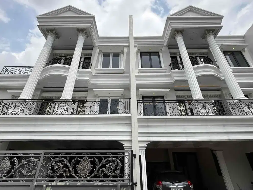 FOR SALE – BRAND NEW MODERN CLASSIC HOUSE, 3 LANTAI DENGAN 2 PILAR DI JAKARTA SELATAN