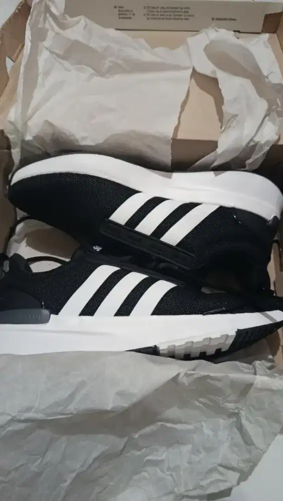 Sepatu Running Adidas