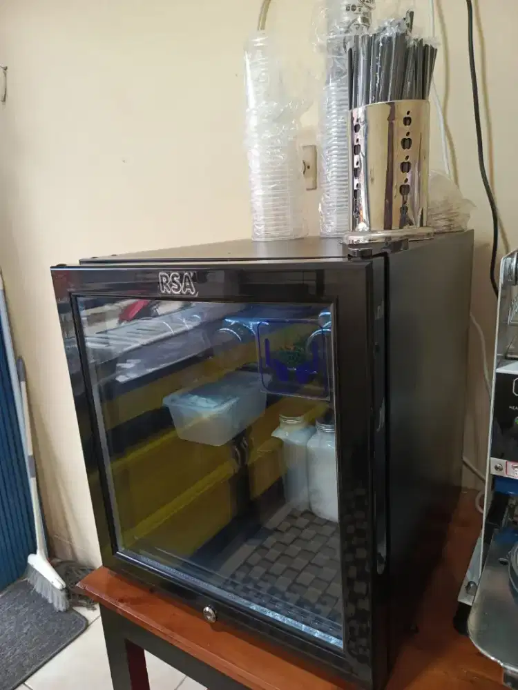 Jual Showcase / Kulkas kecil kondisi mulus Normal semua