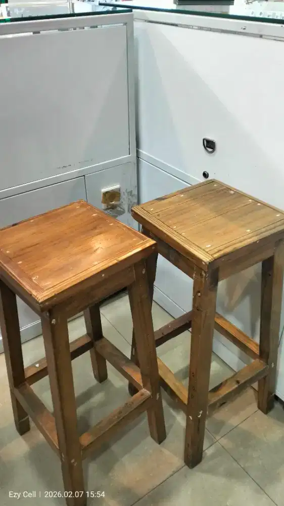 Bangku kayu bekas toko hp