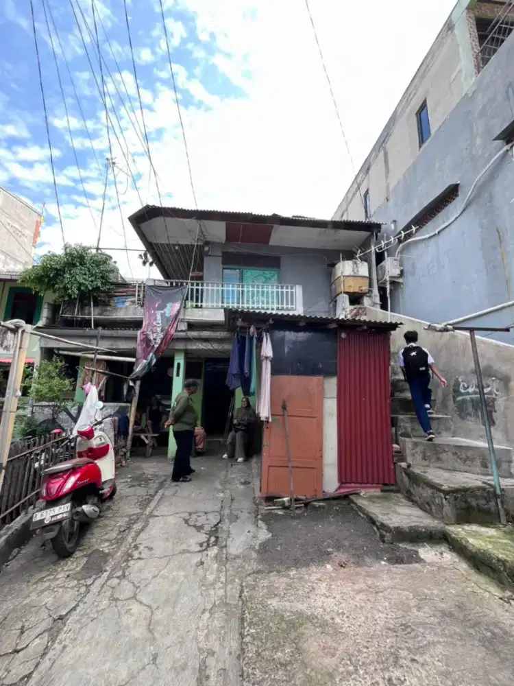 DIJUAL CEPAT! KOST 2 LANTAI LOKASI STRATEGIS DEKAT JALAN UTAMA!