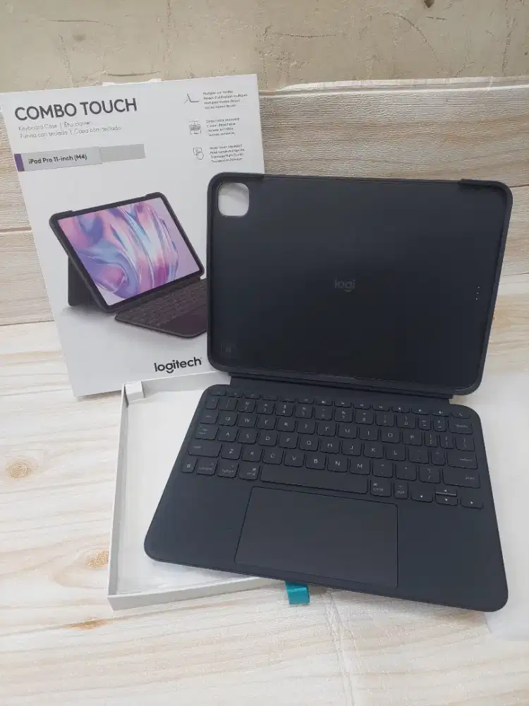 Logitech Combo Touch Ipad Pro M4 11in Second Original